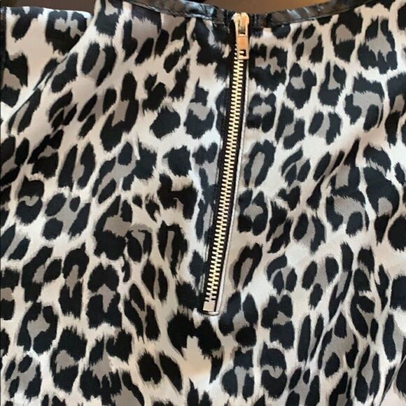 Small animal print sleeveless shirt. - Picture 7 of 7